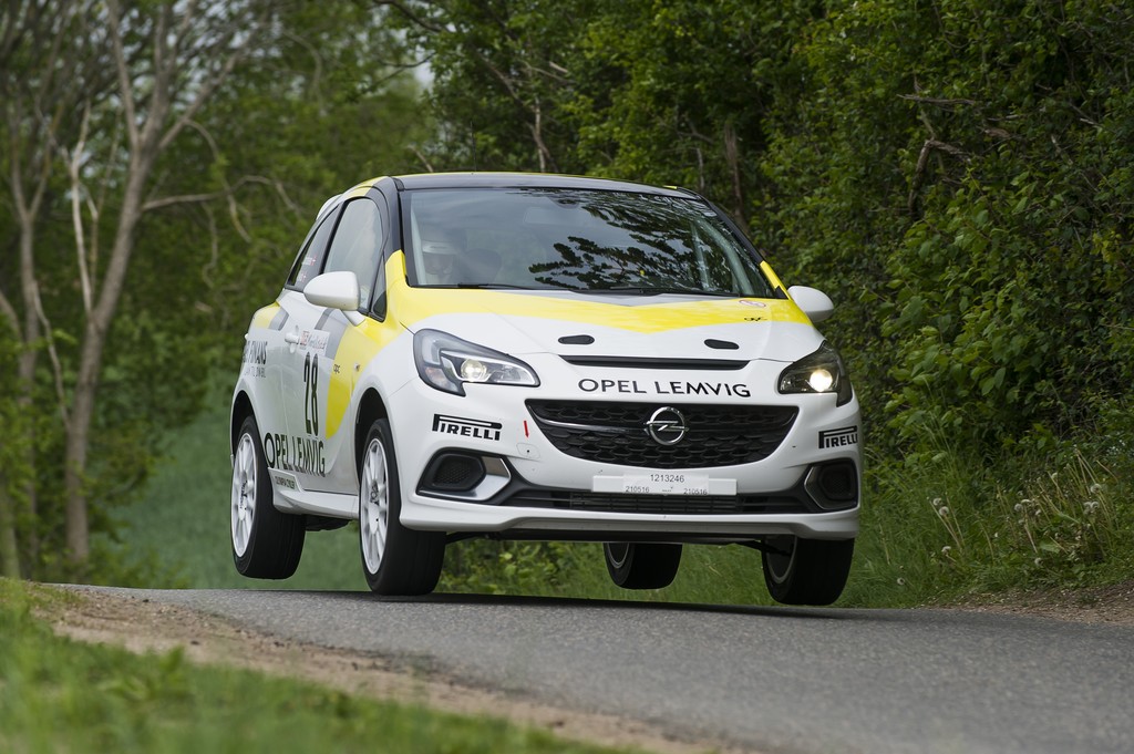SOMS bestyrelsesmedlem, Asger Kvist læser noter for Jan Jacobsen fra Holstebro. Både han og den potente Opel Corsa OPC er klar til rally i Struer på lørdag.
(Foto: Jokum Tord Larsen / jokumtordlarsen.com)